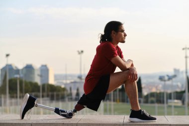 Dışarıda egzersiz yapan engelli bir sporcu..