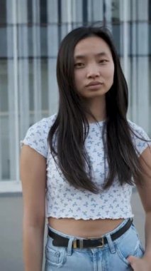 Kameraya gülümseyen Asyalı kadın..