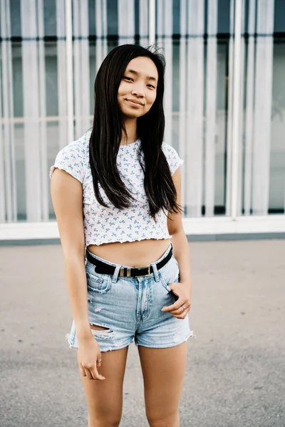 Jovem Mulher Asiática Olhando Para Câmera Sorri Enquanto Está Livre — Fotografia de Stock