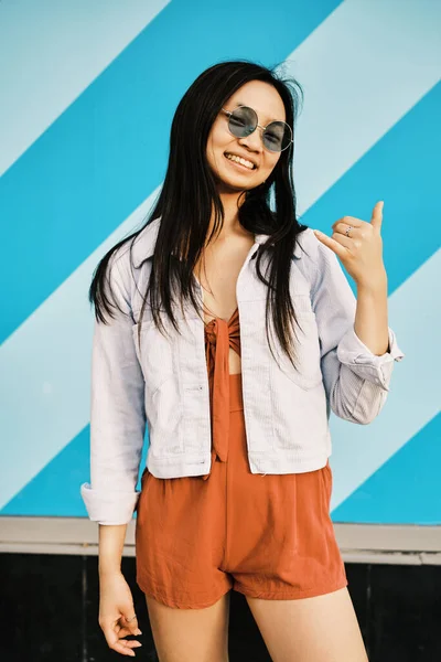 Young Woman Sunglasses Smiling Camera While Posing Striped Wall Outdoors — Stock Photo, Image