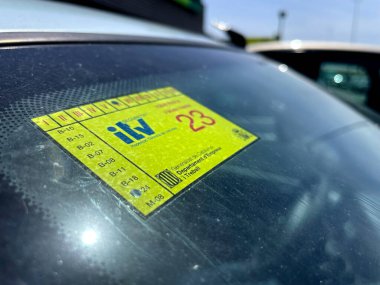 Barselona, İspanya 16 Haziran 2022 ITV onaylı bir araba etiketi