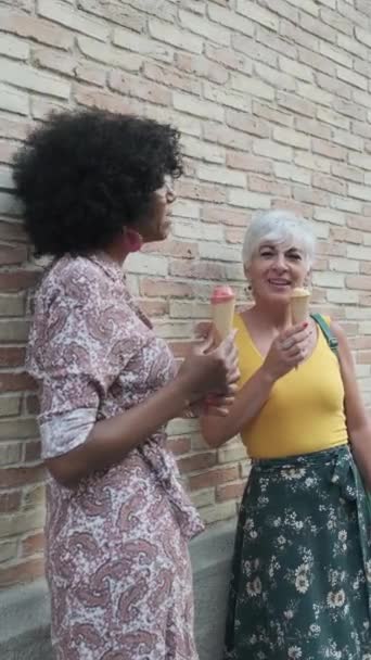 Mujeres Maduras Hablando Mientras Comen Helado Aire Libre Calle Concepto — Vídeo de stock