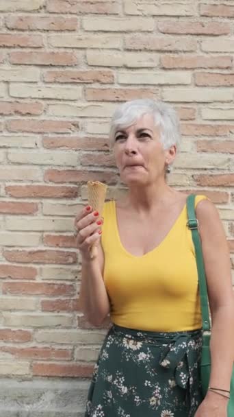 Olgun Bir Kadın Sokakta Dinlenirken Dondurma Külahı Yemekten Zevk Alıyor — Stok video