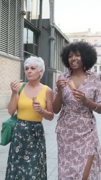 Dos Amigas Maduras Hablando Comiendo Cono Helado Mientras Caminan Juntas — Vídeo de stock