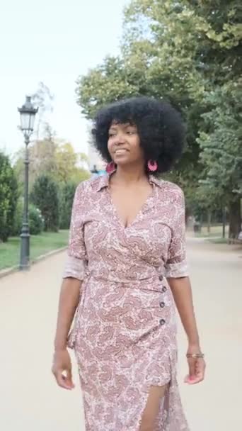 Afro Woman Looking Her Sides While Enjoying Walk Park — Stok Video