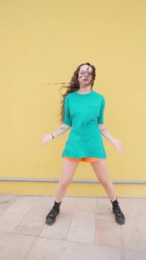 Genç bir kadın sokakta serbest stil dans etmekten hoşlanıyor. Müzik, dans ve gençlik kültürü.