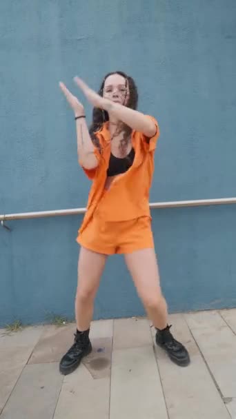 Young Female Hip Hop Dancer Looking Camera While Enjoying Dancing — Vídeo de Stock