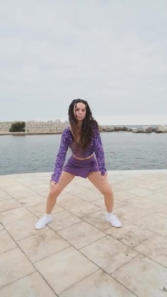 Young Freestyle Female Dancer Looking Camera While Performing Hip Hop — Stok Video