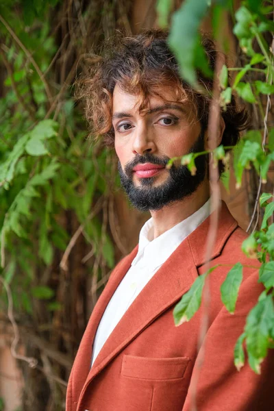 Stylish Man Makeup Looking Camera While Standing Outdoors Green Leaves — 스톡 사진