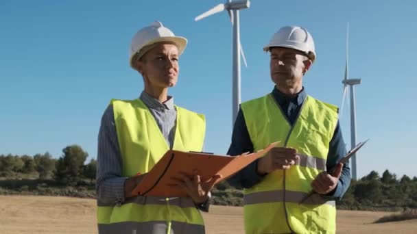 Maintenance Engineer Team Working Together Outdoors Wind Turbine Farm Sustainable — Video