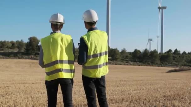 Team Engineers Working Wind Turbine Farm Sustainable Lifestyles Renewable Energy — Vídeos de Stock