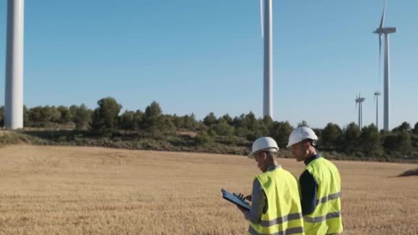 Engineers Checking Wind Turbine System Mobile Phone While Working Wind — Vídeos de Stock