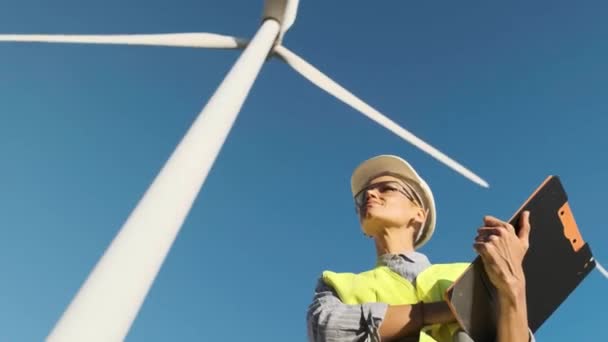 Low Angle View Female Maintenance Engineer Working Wind Turbines Sustainable — Vídeos de Stock