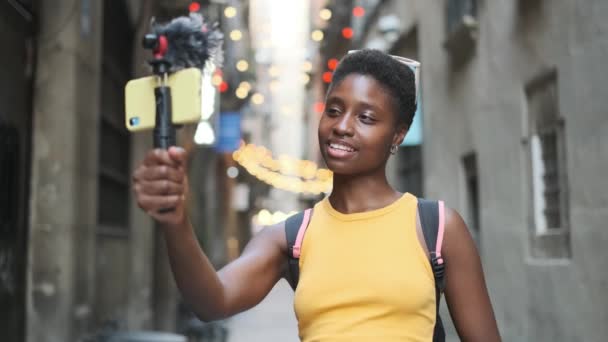 Young Woman Using Smartphone While Creating Content Her Social Networks — Vídeo de Stock