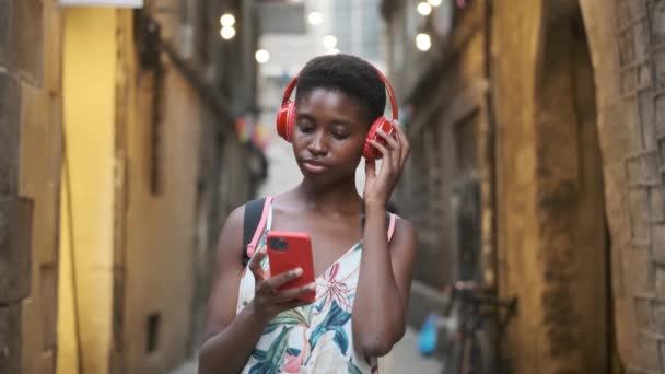 Smiling Woman Listening Music Wireless Headphones Smartphone While Standing Street — Wideo stockowe