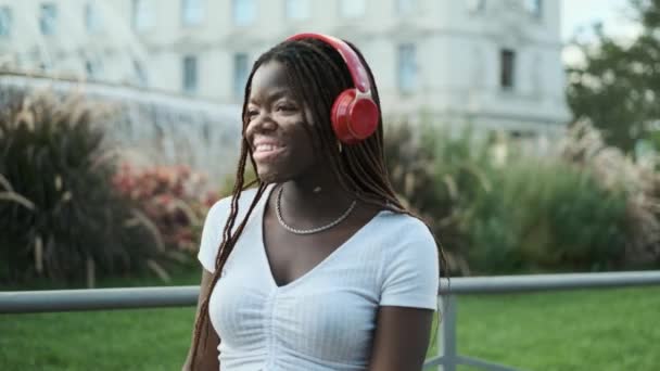 Young African American Woman Vitiligo Smiling While Enjoying Listening Music — Αρχείο Βίντεο