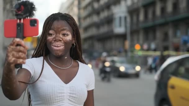 Young African American Influencer Smiling While Streaming Her Mobile Phone — Wideo stockowe