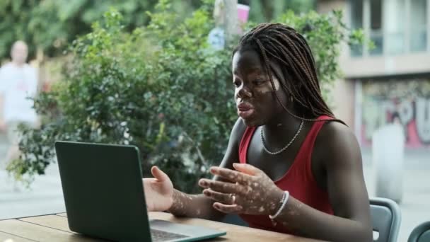 Young African American Woman Vitiligo Having Video Call Her Laptop — Vídeos de Stock