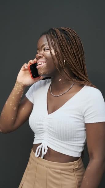 Young African American Woman Vitiligo Smiling While Talking Phone Standing — Stockvideo