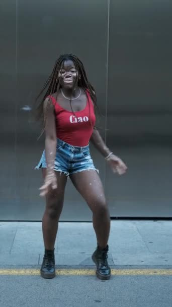 Joyful African American Woman Vitiligo Looking Camera Smiling While Dancing — стокове відео