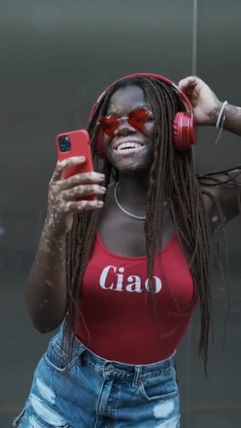 Happy African American Woman Vitiligo Smiling While Listening Music Smartphone — Stockvideo