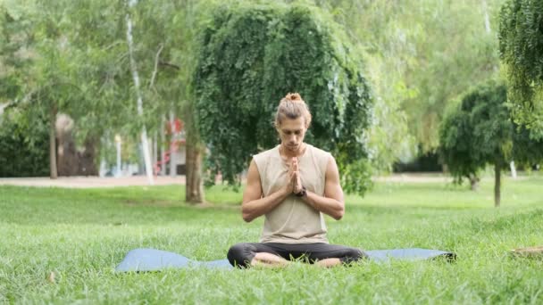Чоловік Медитує Розтягується Займаючись Йогою Відкритому Повітрі Парку Концепція Оздоровлення — стокове відео