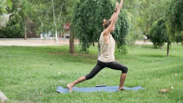 男人在公园外面做瑜伽练习 体育和健康生活方式概念 — 图库视频影像