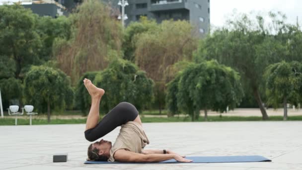 Homme Faisant Une Pose Yoga Couché Sur Dos Levant Les — Video