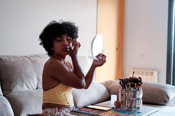 Transgender Kobieta Gospodarstwa Patrząc Małym Lustrze Podczas Stosowania Makijażu Twarz — Zdjęcie stockowe