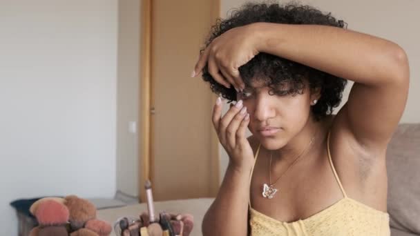 Mulher Transgênero Colocando Lentes Contato Nos Olhos Enquanto Prepara Casa — Vídeo de Stock