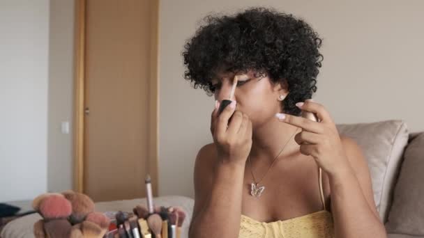 Transseksualistka Stosująca Korektor Oczach Podczas Makijażu Przygotowywania Się Domu — Wideo stockowe