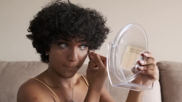 화장품 스펀지를 사용하여 어두운원에 은닉을 하면서 거울을 들여다보는 트랜스젠더 — 비디오