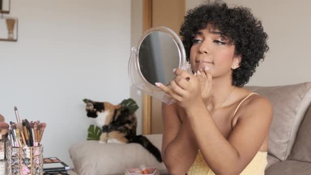 Mulher Transgênero Segurando Olhando Pequeno Espelho Enquanto Aplica Delineador Lábios — Vídeo de Stock
