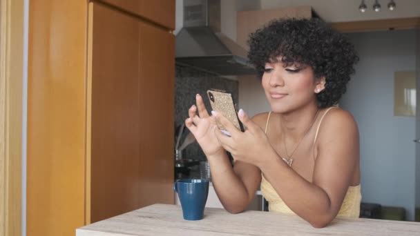 Mulher Transexual Sorrindo Parecendo Chocada Usar Telefone Celular Cozinha Casa — Vídeo de Stock