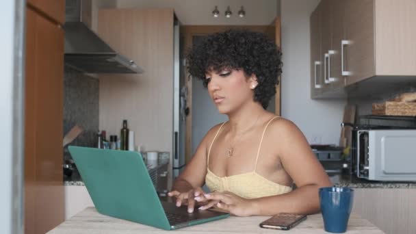 Mujer Transgénero Usando Ordenador Portátil Mientras Está Sentado Cocina Casa — Vídeo de stock