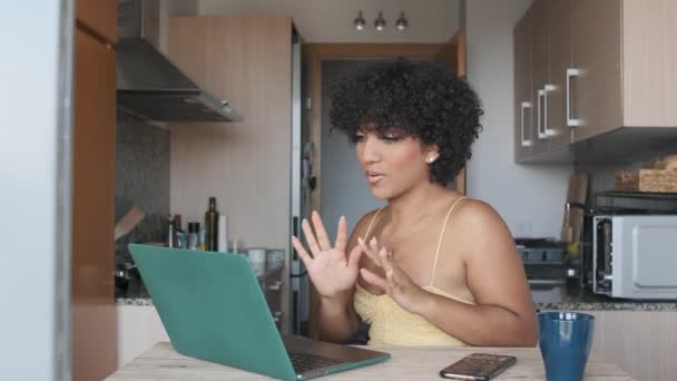 Трансгендерна Жінка Махає Рукою Розмовляє Під Час Відеовізиту Ноутбук Удома — стокове відео