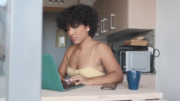 Wanita Transgender Menggunakan Laptop Sambil Duduk Meja Rumah Teknologi Dan — Stok Video