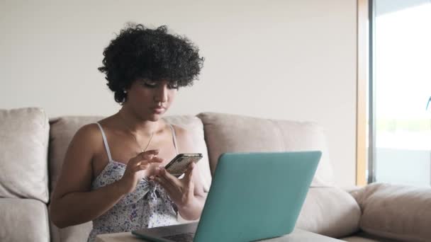 Transseksualistka Sprawdza Telefon Komórkowy Rozmowę Wideo Laptopie Domu Technologia Koncepcja — Wideo stockowe
