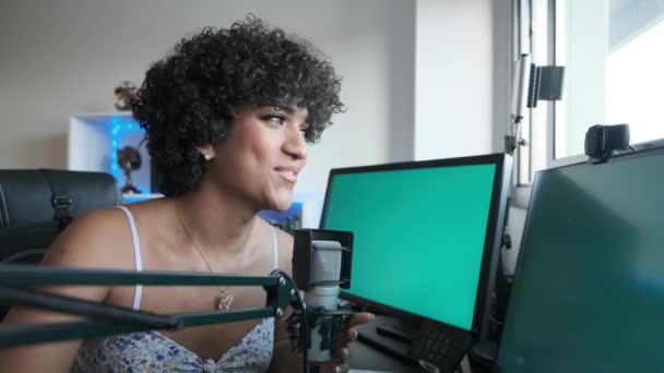 Mulher Transgênero Influenciadora Que Faz Streaming Vivo Grava Podcast Enquanto — Vídeo de Stock