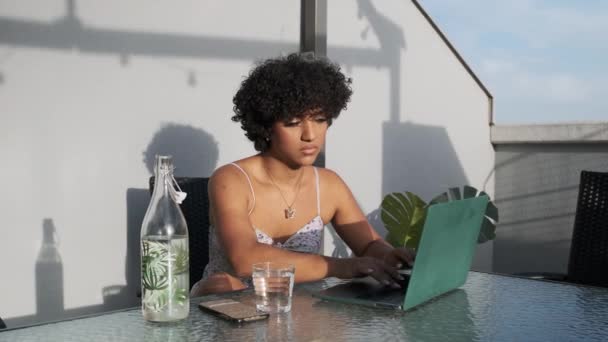 屋外のテラスに座っている間 ラップトップで働くトランスジェンダーの女性 テクノロジーとビジネスコンセプト — ストック動画