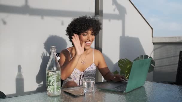 Трансгендерна Жінка Має Відеодзвінок Ноутбуці Сидячи Терасі Відкритому Повітрі Концепція — стокове відео