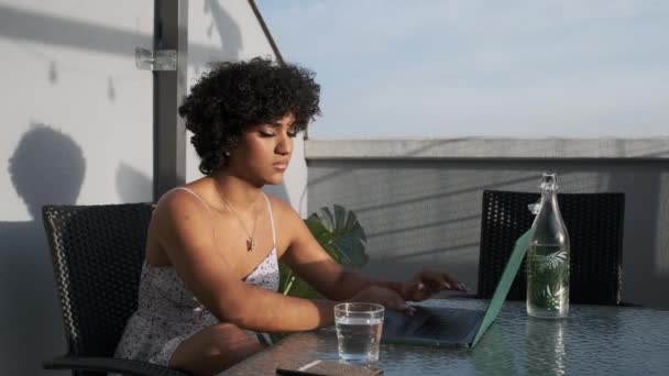 Трансгендерна Жінка Друкує Ноутбуці Працюючи Вулиці Терасі Концепція Технології — стокове відео