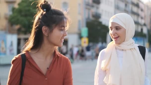 출신의 친구들 거리에서 야외에서 걷다가 말하고 미소짓는다 — 비디오