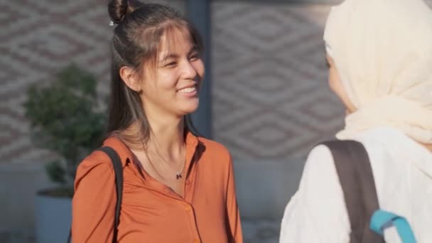 Unga Multietniska Kvinnliga Vänner Skrattar Och Har Roligt Samtidigt Som — Stockvideo