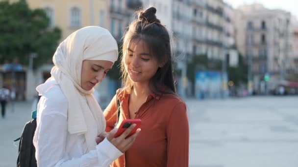 Genç Çok Irklı Bayan Arkadaş Sokakta Dikilirken Cep Telefonu Kullanıyor — Stok video