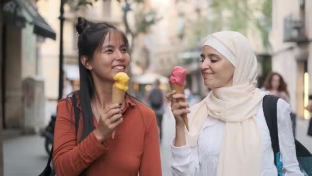 Des Amies Multiethniques Parlent Mangent Des Glaces Marchant Dans Rue — Video