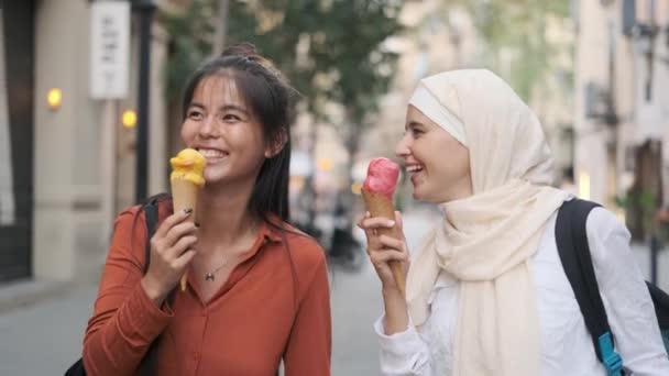 Wieloetniczne Przyjaciółki Cieszą Się Jedzeniem Lodów Spacerując Razem Ulicach Koncepcja — Wideo stockowe