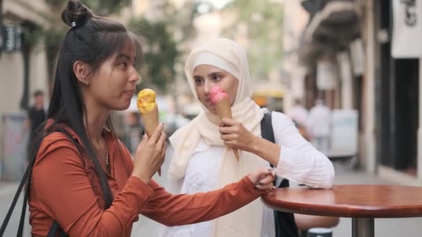 年轻的多种族女性朋友一边吃冰淇淋一边聊天 站在街上 友谊概念 — 图库视频影像