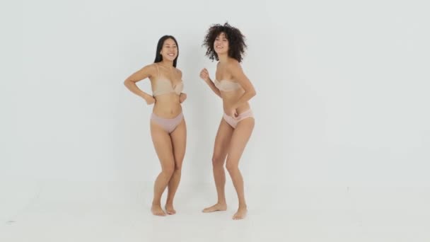 Повне Тіло Змісту Молоді Багатоетнічні Жіночі Моделі Зручній Білизні Довгим — стокове відео