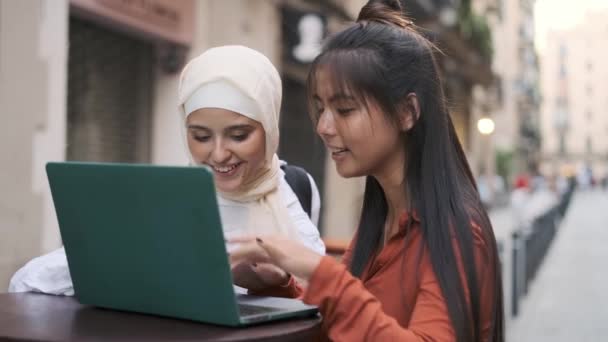 Młode Wieloetniczne Kobiety Korzystające Razem Laptopa Stojące Ulicy Koncepcja Technologii — Wideo stockowe